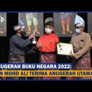 Anugerah Buku Negara 2022: Tun Mohd Ali Terima Anugerah Utama