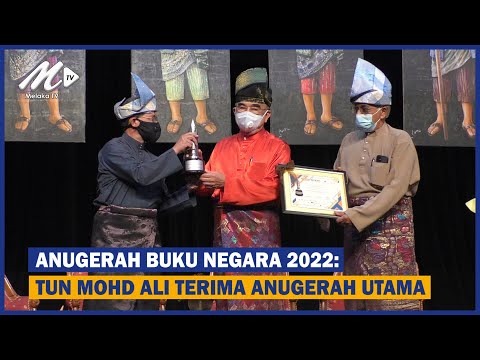 Anugerah Buku Negara 2022: Tun Mohd Ali Terima Anugerah Utama