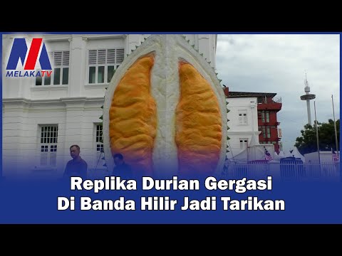 Replika Durian Gergasi Di Banda Hilir Jadi Tarikan