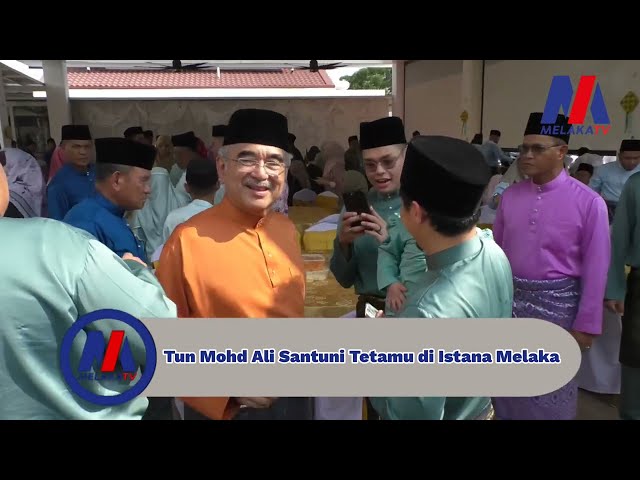 Tun Mohd Ali Santuni Tetamu Di Istana Melaka