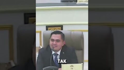 Adun Sungai Udang Salah Angkat Buku?